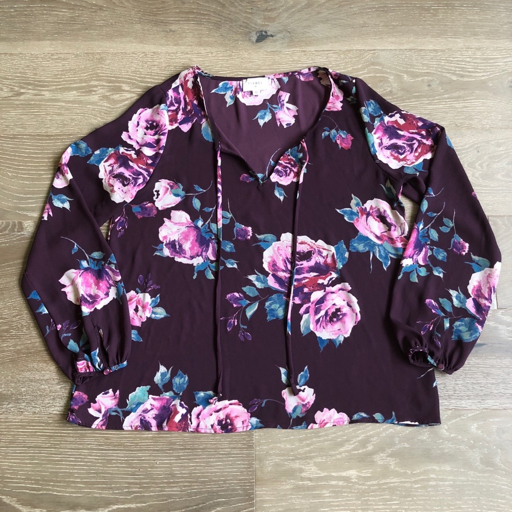 Everly Purple Floral V-neck Top Size Large